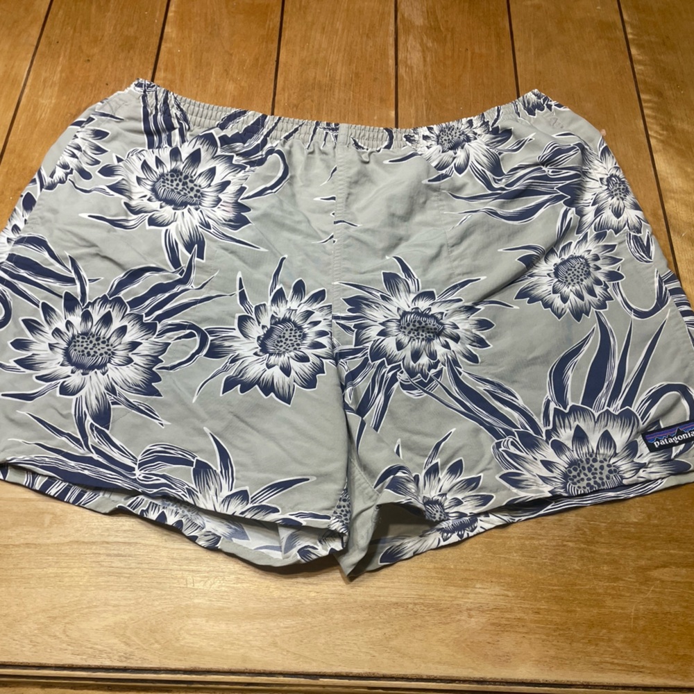 Patagonia Floral Baggies Size XL Mesh Lined Shorts Swim Trunks 4” Inseam